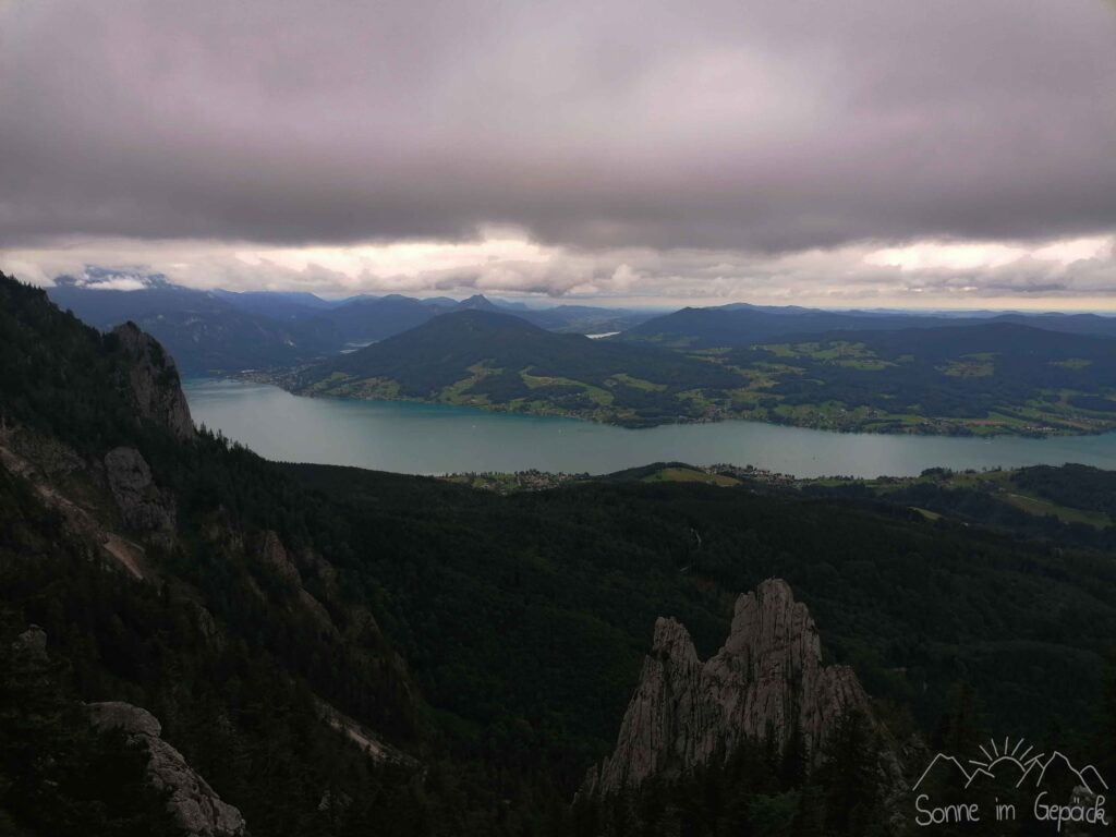 Ausblick vom Kugelzipf in Richtung Attersee.