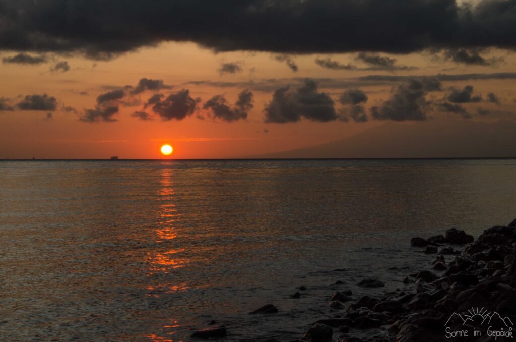 roter Himmel beim Sonnenuntergang, im Hintergrund Lombok.