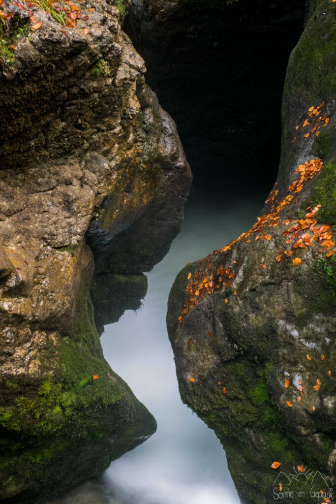 Zwei Felsen passen zusammen wie Yin und Yang, im Hintergrund Wasser.