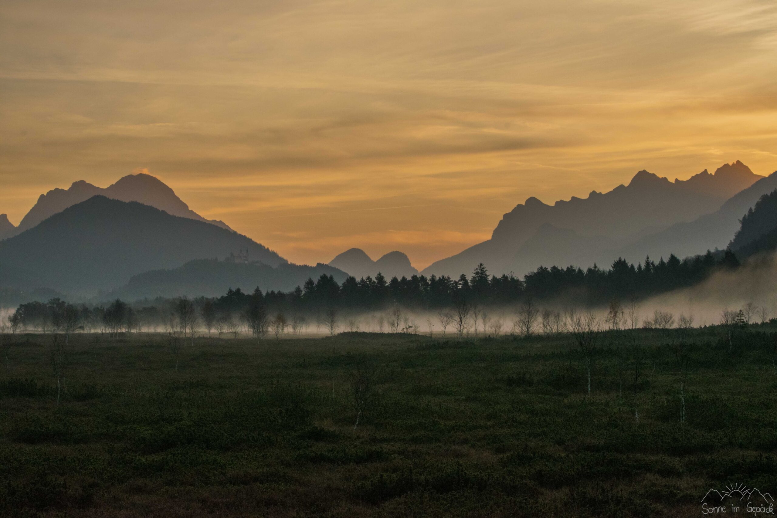 Gesäusepanorama in der aufgehenden Sonne.