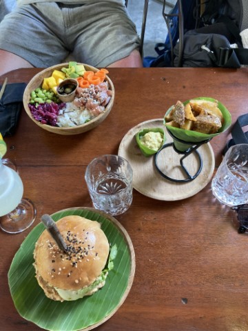 Burger und Bowl auf Bananenblättern serviert.