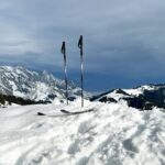 Ski vor einer Bergkulisse.