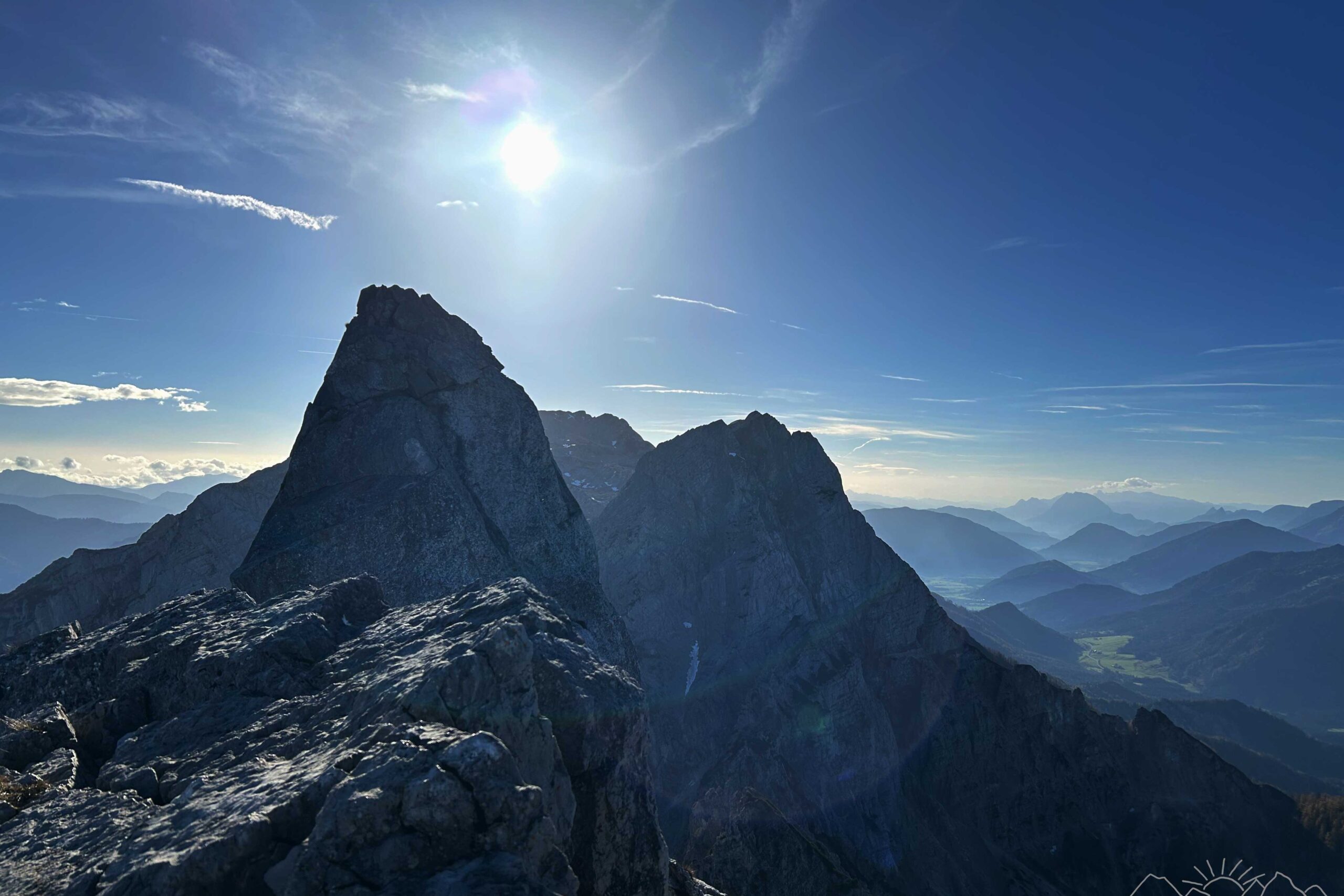 schroffe Berge, dahinter das weite Ennstal.