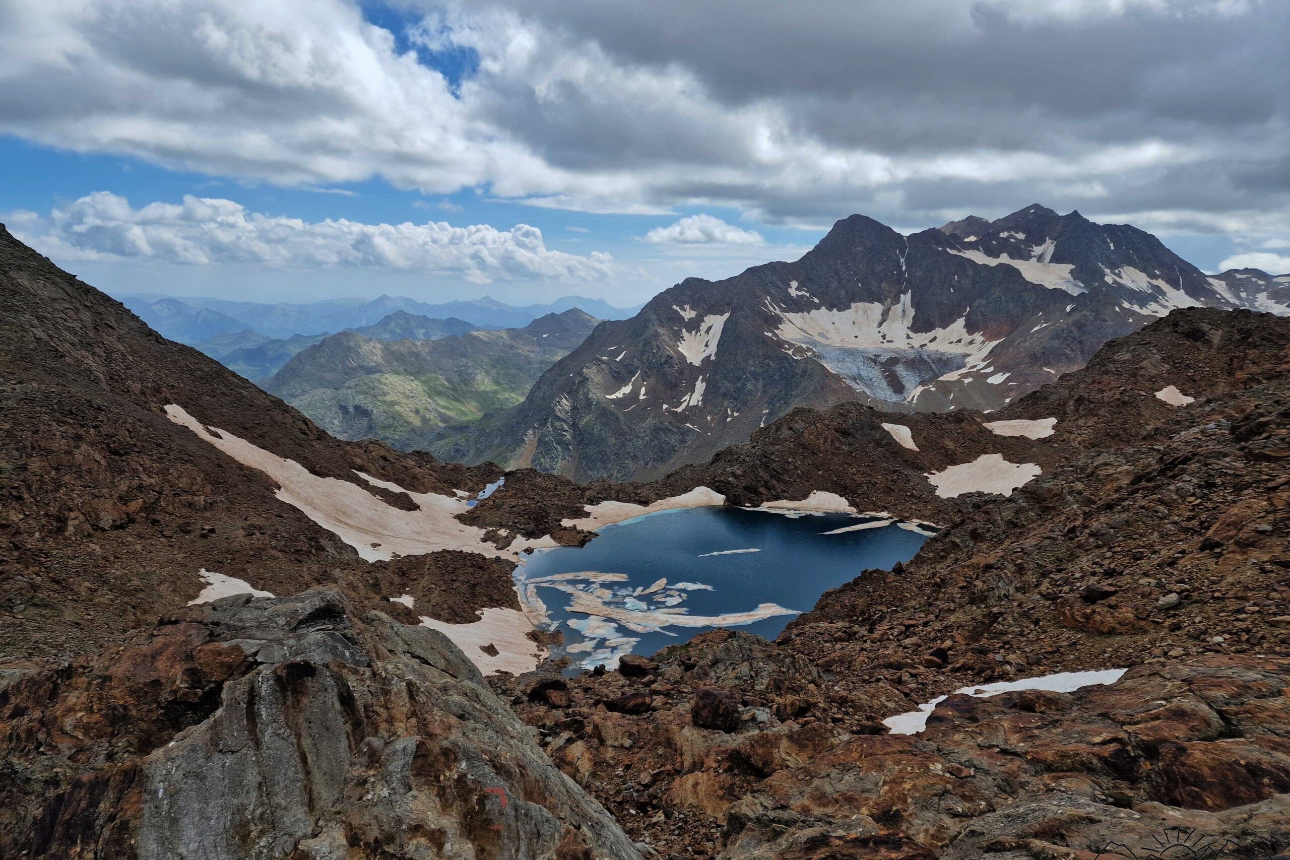 Gletschersee in den Bergen.